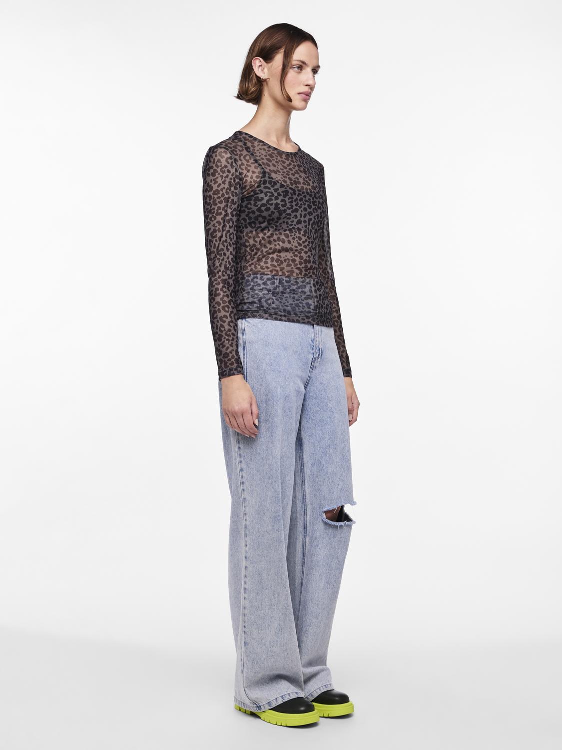 model_shot-front_full