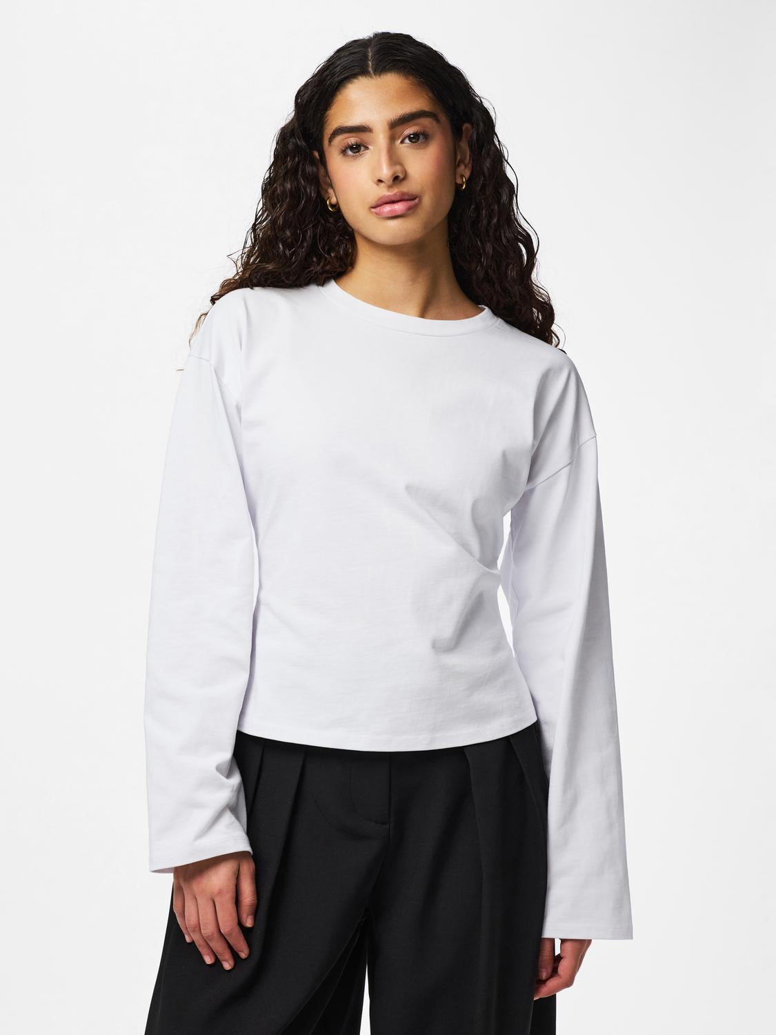 model_shot-front