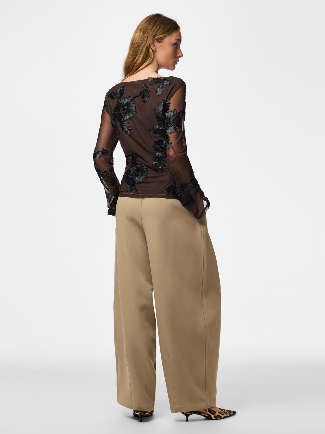 model_shot-back