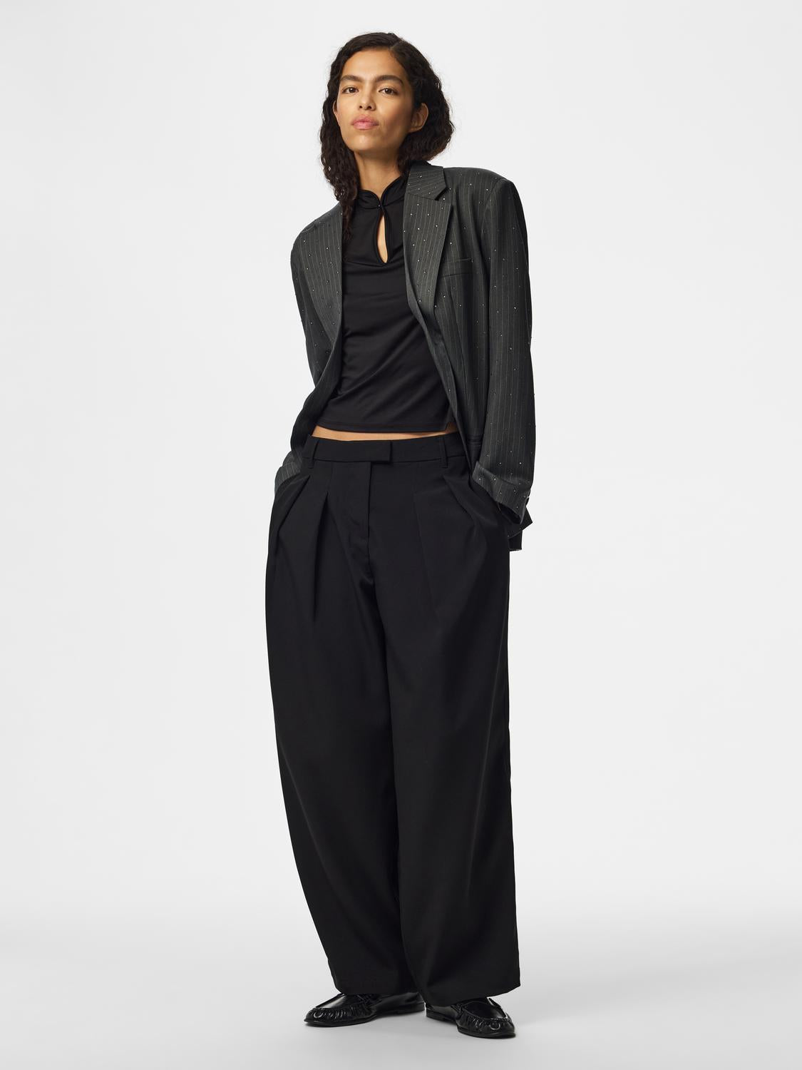 model_shot-front_full