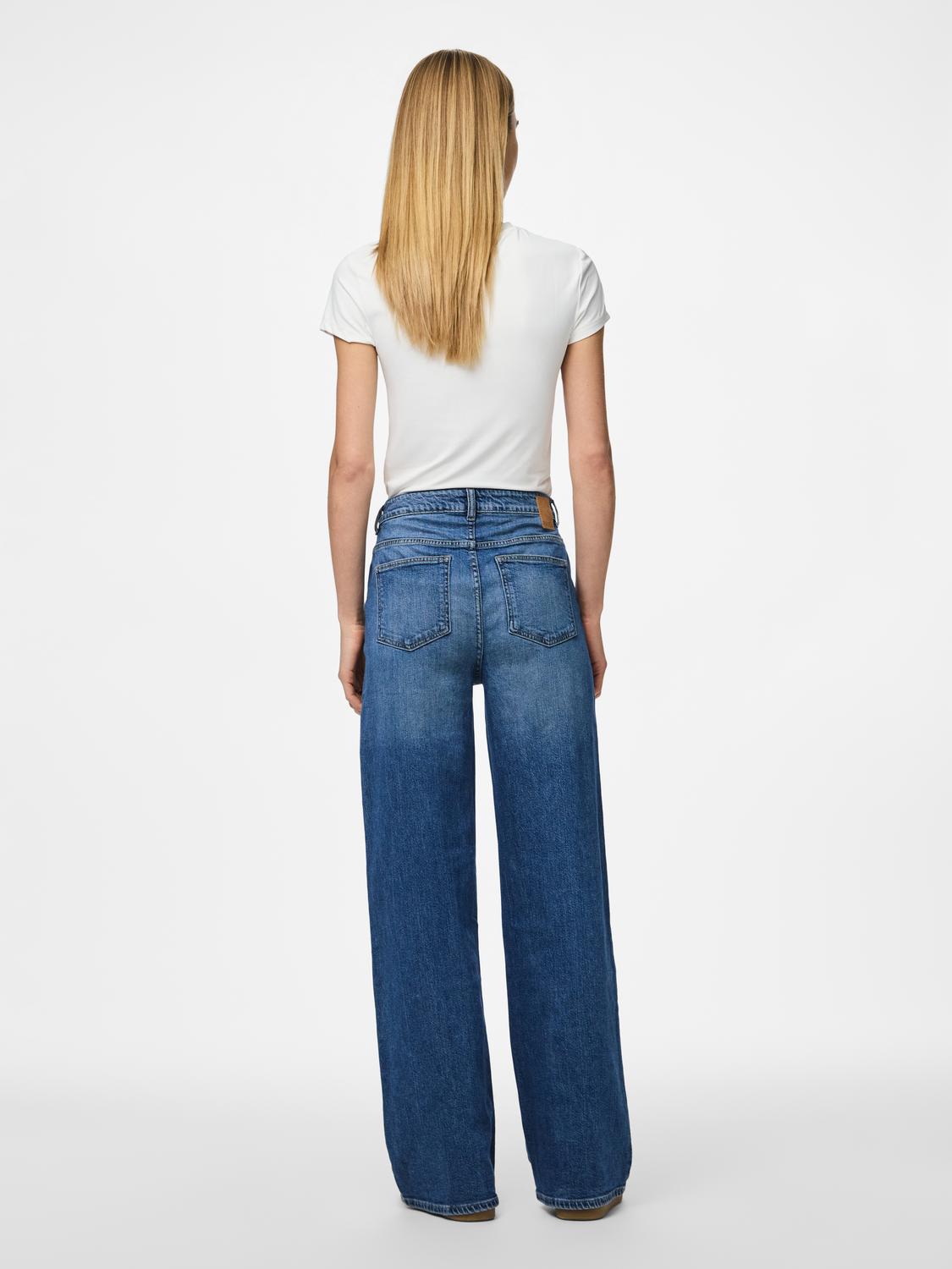 model_shot-back