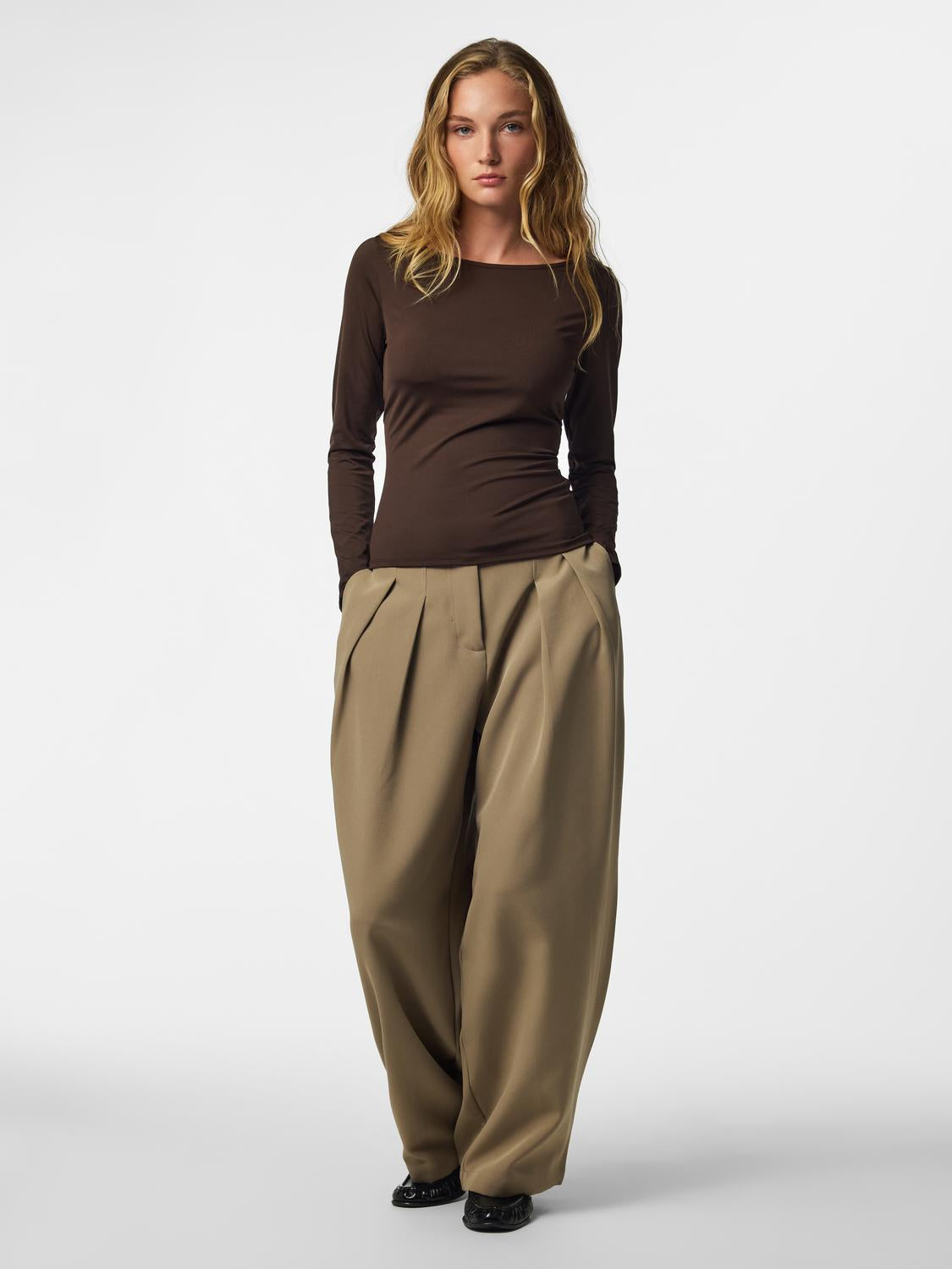 model_shot-front_full