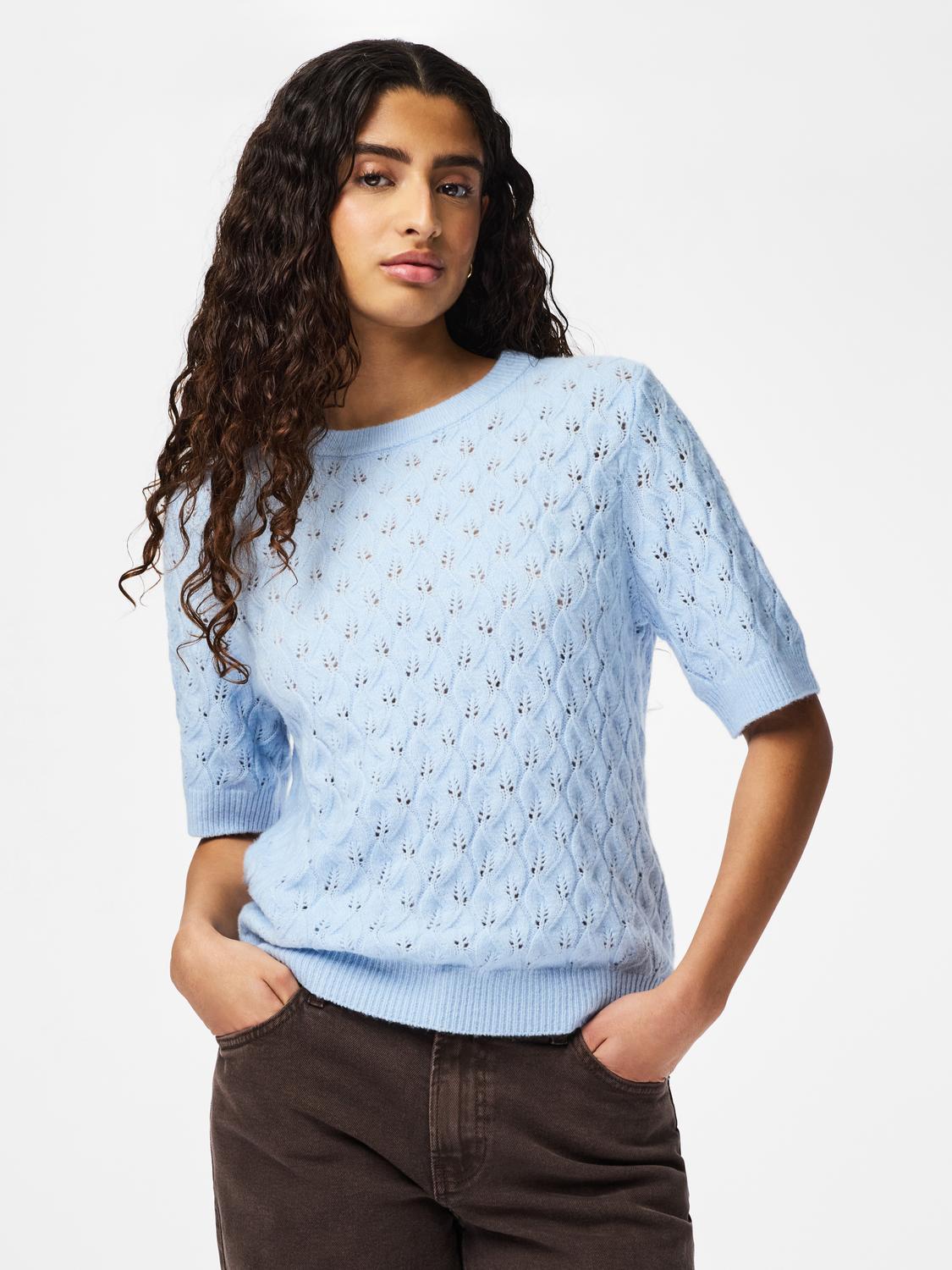 model_shot-front