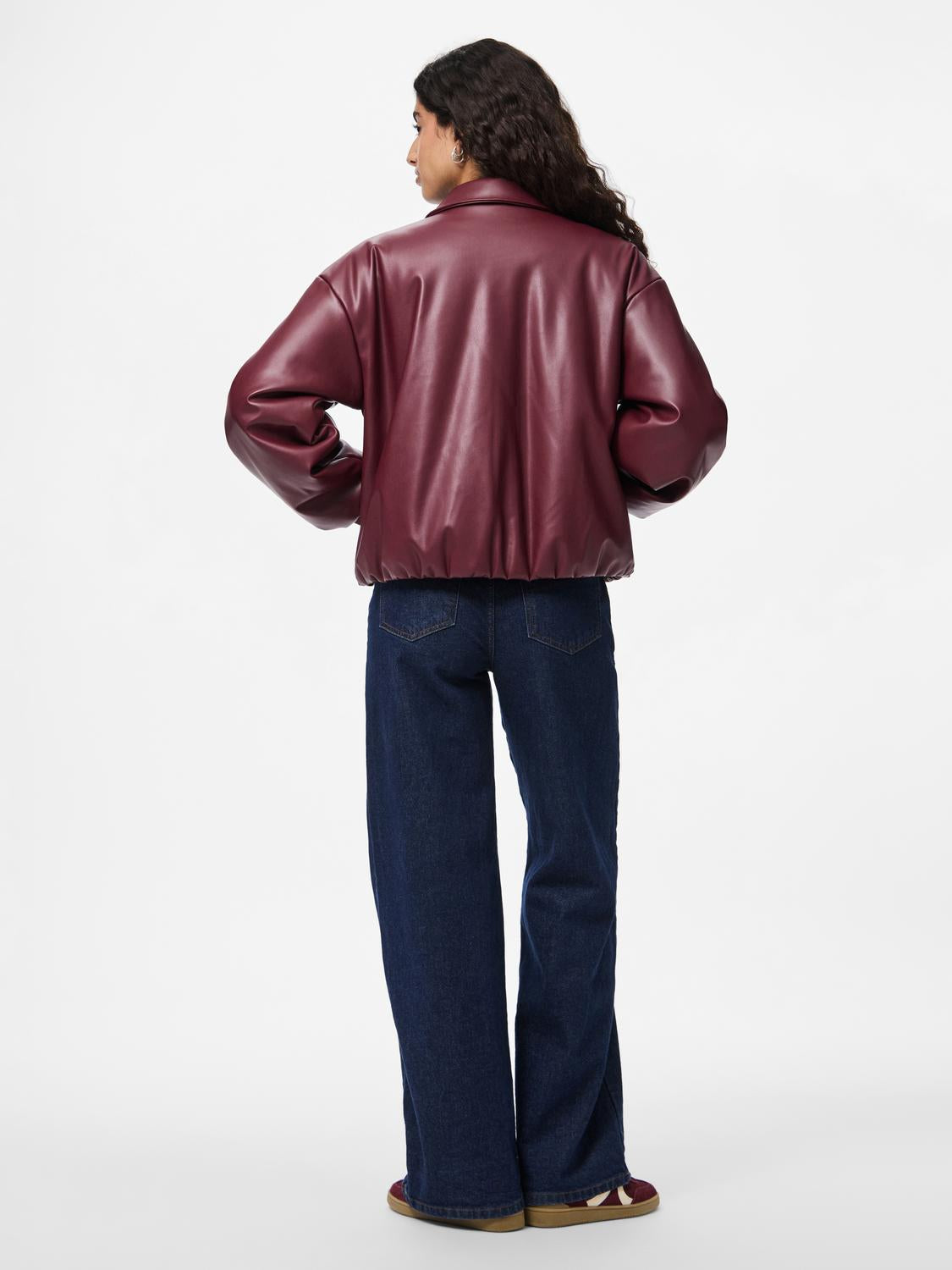 model_shot-back