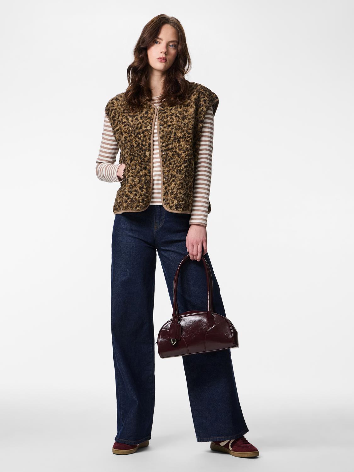 model_shot-front_full