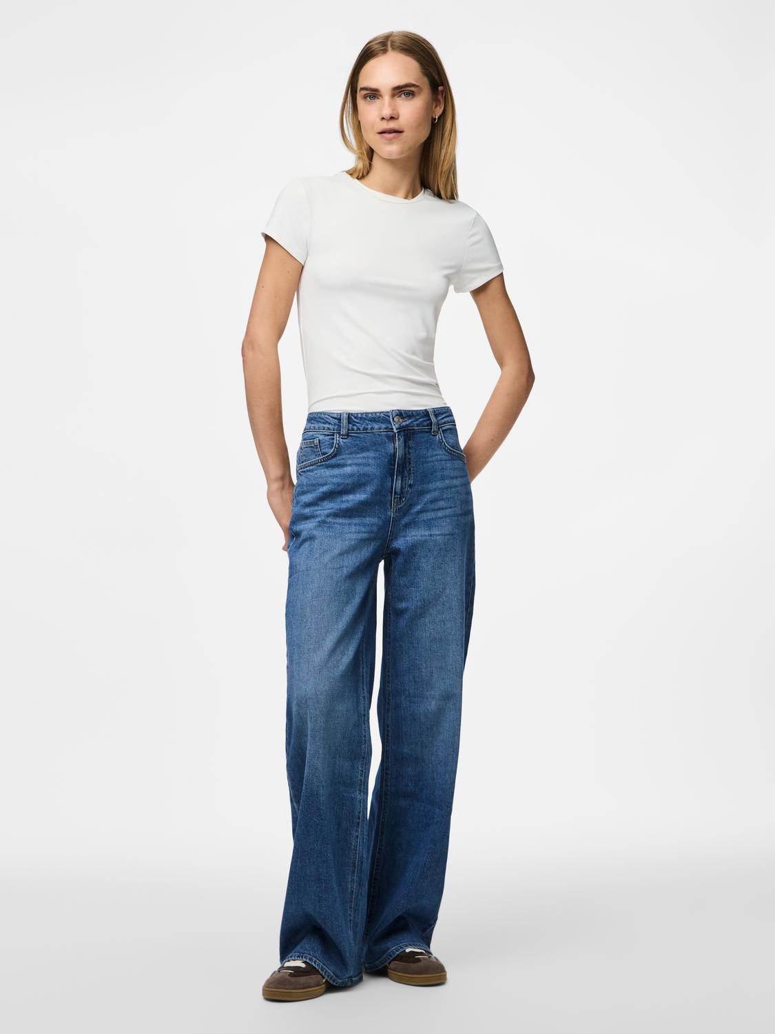 model_shot-front_full