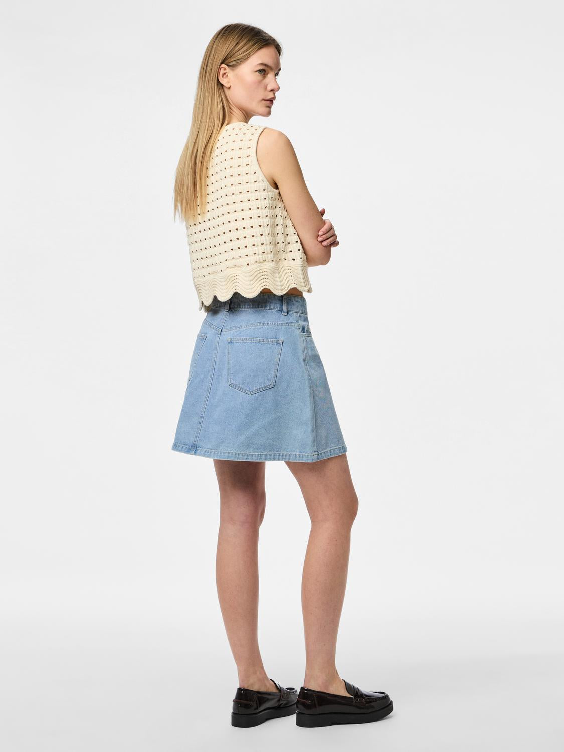 model_shot-back