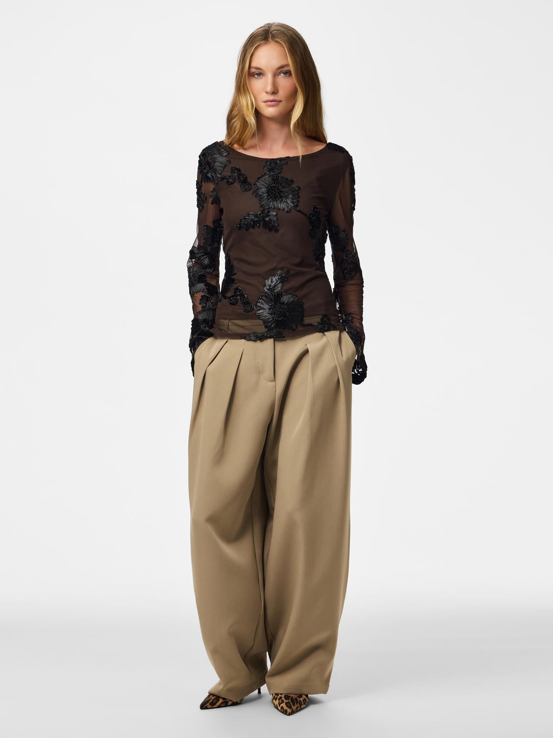 model_shot-front_full