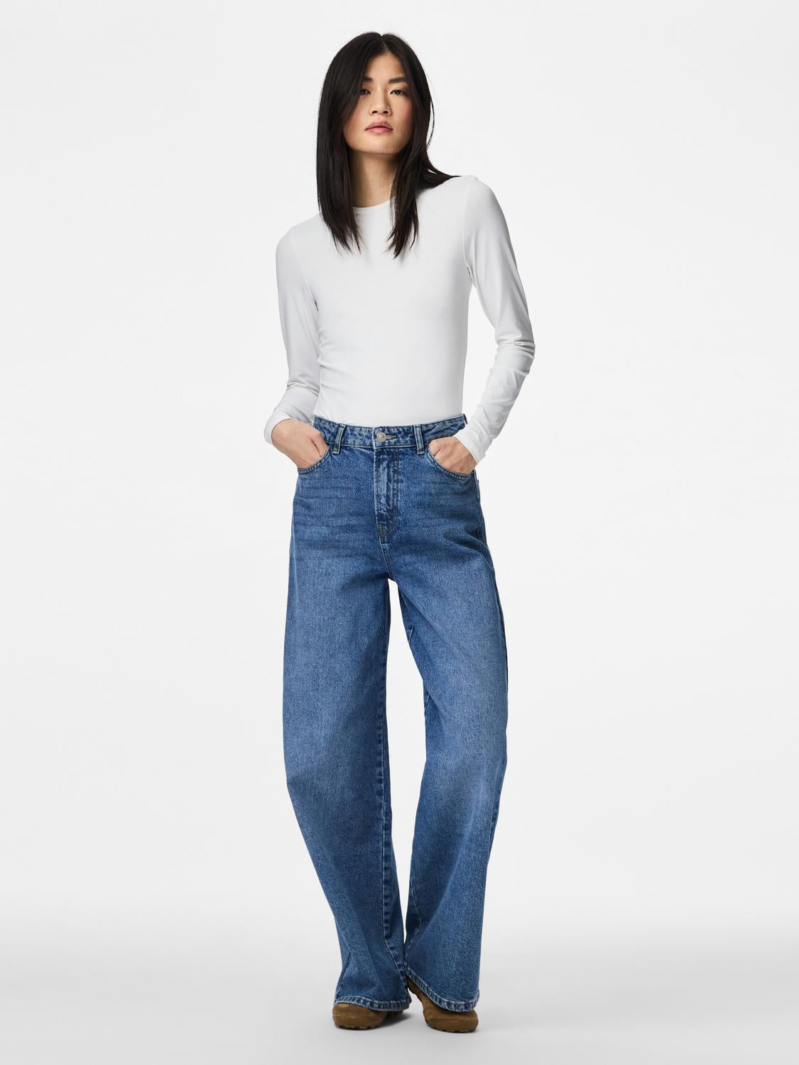 model_shot-front_full